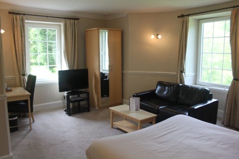 Suite | Desk, iron/ironing board, free cribs/infant beds, rollaway beds