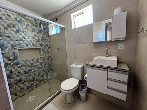 Triple Room (With Air Conditioning) | Bathroom | Shower, free toiletries, towels