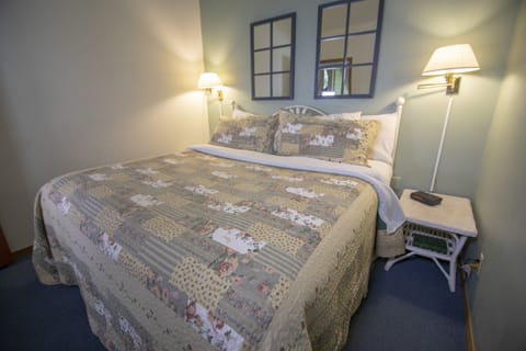 Suite, 1 King Bed with Sofa bed, Jetted Tub (Lodge Second Floor) | In-room safe, rollaway beds, free WiFi, bed sheets