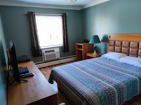 Basic Room, 1 Queen Bed | Desk, free cribs/infant beds, free WiFi