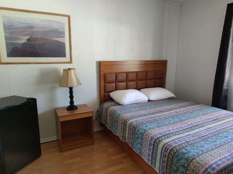 Basic Room, 1 Queen Bed | Desk, free cribs/infant beds, free WiFi
