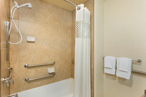 Two Double Beds, Non-Smoking, Accessible (Tub) | Bathroom | Combined shower/tub, free toiletries, hair dryer, towels