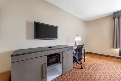 Standard Room, 1 King Bed, Accessible, Non Smoking | In-room safe, desk, laptop workspace, blackout drapes