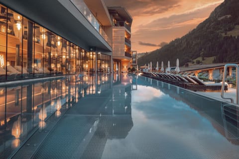 Indoor pool, 2 outdoor pools, free cabanas, pool umbrellas