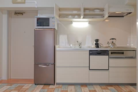 Full-size fridge, microwave, oven, stovetop