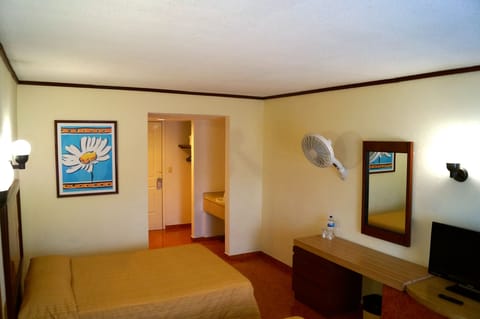 Single Room | Premium bedding, desk, laptop workspace, blackout drapes