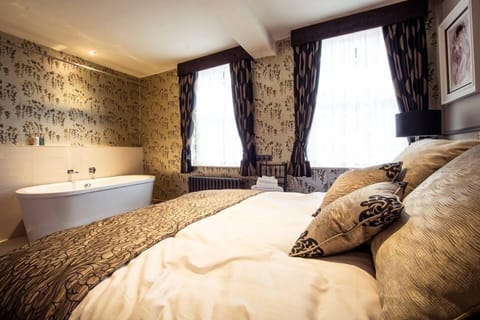 Double Room (The Elgar) | Premium bedding, iron/ironing board, free WiFi, bed sheets