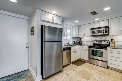 Condo, 2 Bedrooms | Private kitchen | Full-size fridge, microwave, oven, stovetop