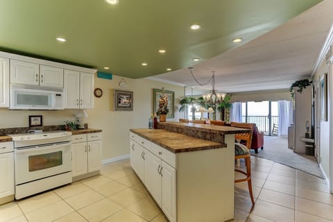 Condo, 2 Bedrooms | Private kitchen | Full-size fridge, microwave, oven, stovetop