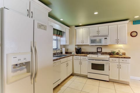 Condo, 2 Bedrooms | Private kitchen | Full-size fridge, microwave, oven, stovetop