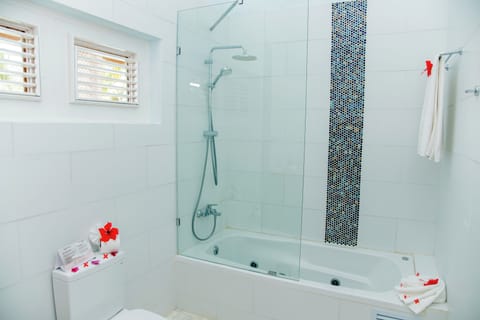 Deluxe Room, Ocean View | Bathroom | Free toiletries, hair dryer, towels