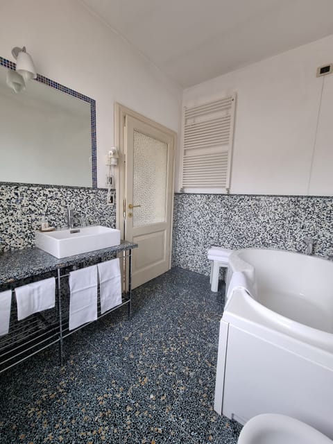 Superior Room | Bathroom | Shower, rainfall showerhead, free toiletries, hair dryer