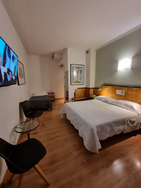 Standard Double or Twin Room | Minibar, in-room safe, individually furnished, desk