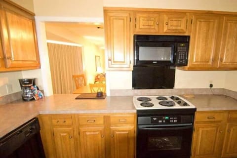 Classic Condo, 2 Bedrooms, Jetted Tub | Private kitchen