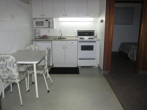 Standard Suite, 1 Bedroom, Kitchenette | Private kitchen | Mini-fridge, microwave, coffee/tea maker