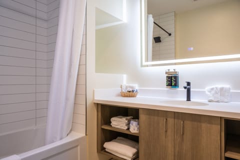 Room, 2 Queen Beds | Bathroom | Combined shower/tub, free toiletries, towels