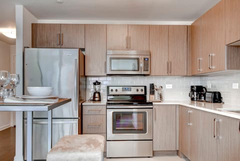 Luxury Studio | Private kitchen | Full-size fridge, microwave, oven, stovetop