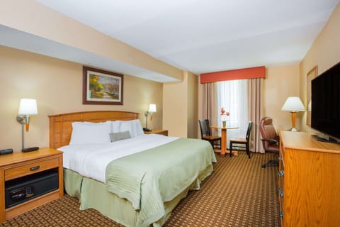 Suite, 1 King Bed, Non Smoking, Poolside | Desk, soundproofing, iron/ironing board, free cribs/infant beds