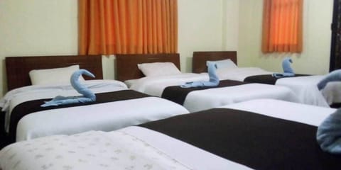 Quadruple Room | Desk, rollaway beds, free WiFi, bed sheets