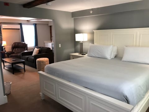 Superior Suite, Ensuite (The House 3 King Bed) | Free WiFi, bed sheets