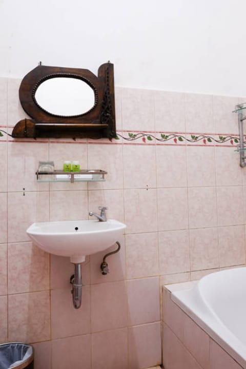 Executive Room | Bathroom | Shower, free toiletries, bidet, towels