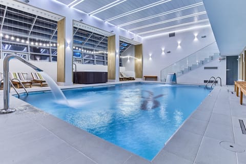 Indoor pool, sun loungers