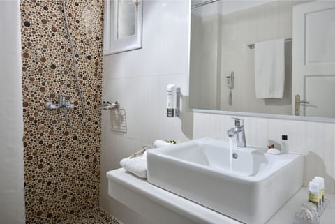 Comfort Double or Twin Room with Balcony | Bathroom sink