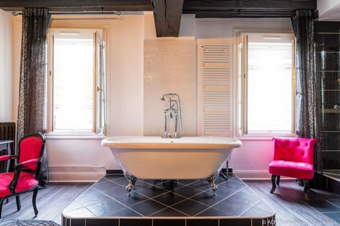 Deluxe Double Room | Bathroom | Free toiletries, hair dryer