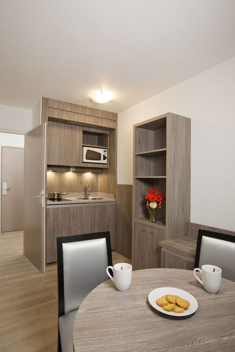 Studio | Private kitchen | Microwave, stovetop, electric kettle, highchair