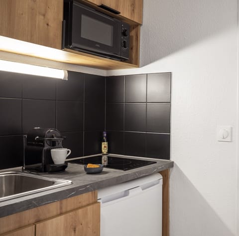 Premium Studio (2 personnes / 2 people) | Private kitchen | Fridge, microwave, stovetop, coffee/tea maker