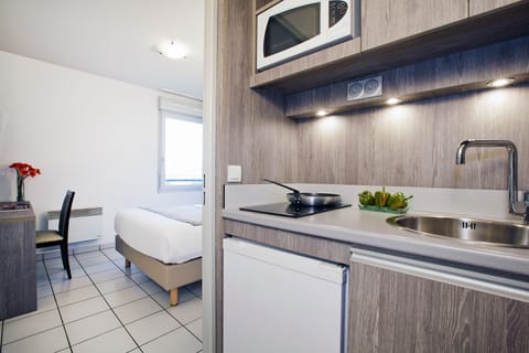 Studio | Private kitchenette | Fridge, microwave, electric kettle, cookware/dishes/utensils