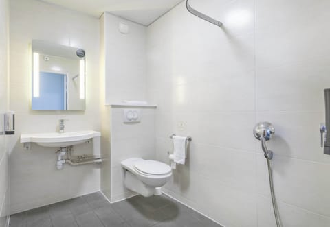 Double Room, Accessible, Non Smoking | Bathroom | Shower, towels