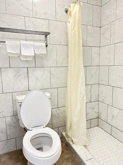 Combined shower/tub, towels