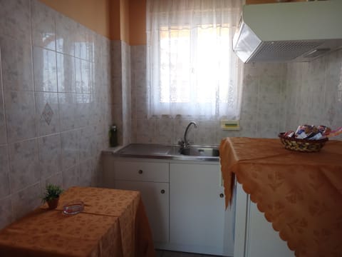 Apartment | Private kitchenette | Fridge, stovetop, coffee/tea maker, cookware/dishes/utensils