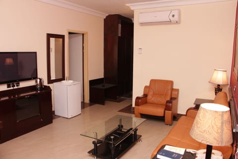 Business Suite | Living area | Flat-screen TV