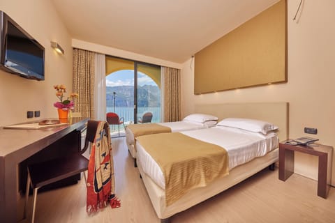 Deluxe Double or Twin Room, Lake View | Minibar, in-room safe, desk, soundproofing