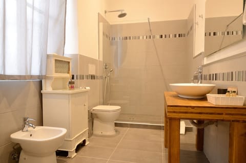 Deluxe Triple Room, Canal View | Bathroom | Free toiletries, hair dryer, slippers, bidet