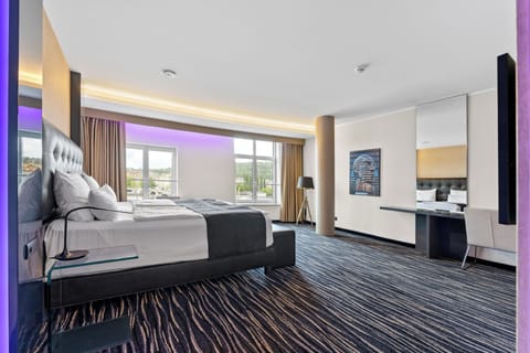 Deluxe Double or Twin Room with City View | Hypo-allergenic bedding, Select Comfort beds, minibar, in-room safe