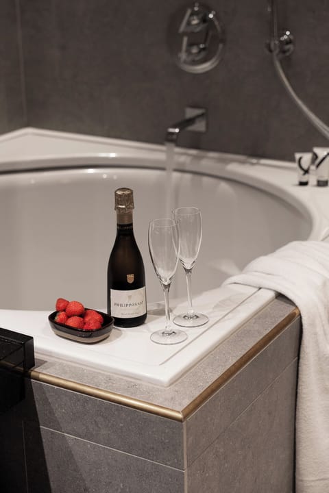 Suite (Summer) | Deep soaking bathtub