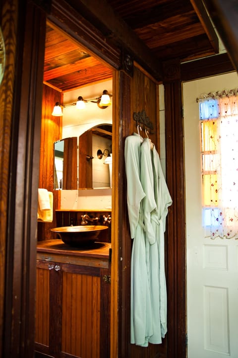 Deluxe Bungalow | Bathroom | Separate tub and shower, free toiletries, bathrobes, towels