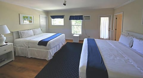 Deluxe Double West | Free WiFi, bed sheets