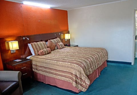 Room, 1 King Bed, Non Smoking | Desk, free WiFi, bed sheets, alarm clocks