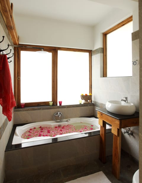 Deluxe Double Room, 1 Bedroom, Bathtub | Bathroom | Free toiletries, hair dryer, towels