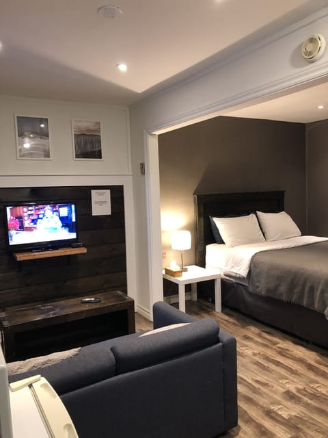 Superior Suite, 1 Queen Bed, Kitchenette | Desk, free WiFi, bed sheets