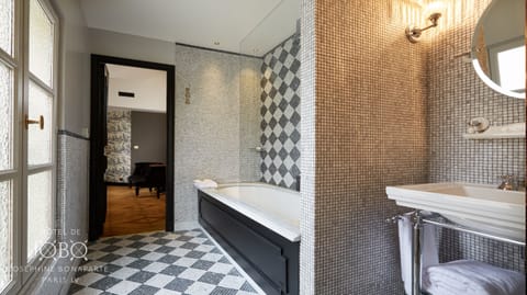 Junior Suite | Bathroom | Rainfall showerhead, free toiletries, hair dryer, bathrobes