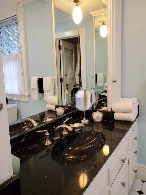 Room, Private Bathroom (Kingston) | Bathroom | Free toiletries, hair dryer, bathrobes, towels