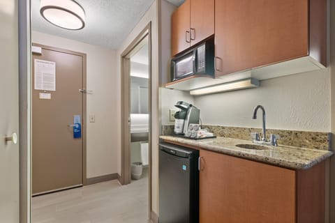 Suite, 1 King Bed (Whirlpool) | In-room safe, individually furnished, desk, laptop workspace