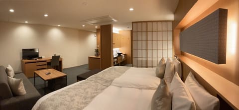 Deluxe Double Room, 1 Queen Bed, Non Smoking(Travelers' Choice Best of the Best 2020) | 1 bedroom, premium bedding, in-room safe, desk