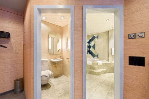 Junior Suite | Bathroom | Combined shower/tub, free toiletries, hair dryer, towels