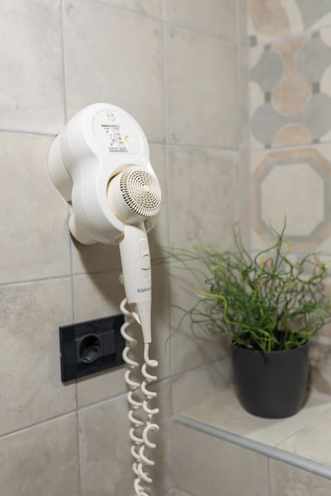 Economy Studio, 1 King Bed, No Windows, Ground Floor | Bathroom | Shower, free toiletries, hair dryer, towels